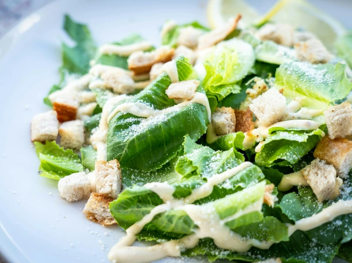 closed photography of vegetable salad with croutons in plate